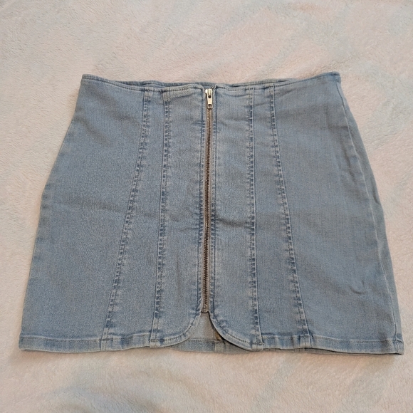 We The Free Light Blue Denim Mini Skirt Size 8 - Picture 2 of 4